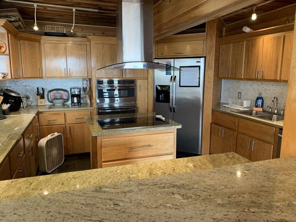 Granite counter, SS appliances, oak cabinets, quartz splash, cypress ceiling/wal
