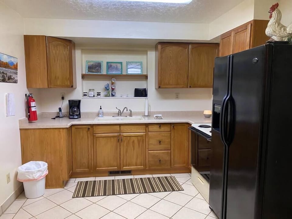 Large kitchen with everything you need.