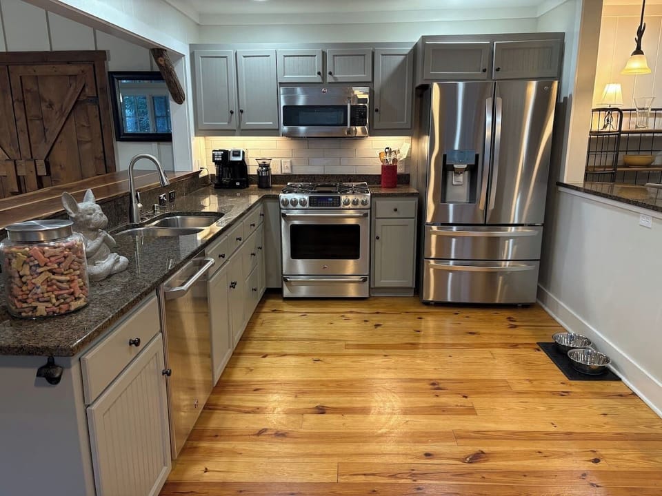 Kitchen: Fully stocked kitchen with modern appliances for home-cooked meals.
