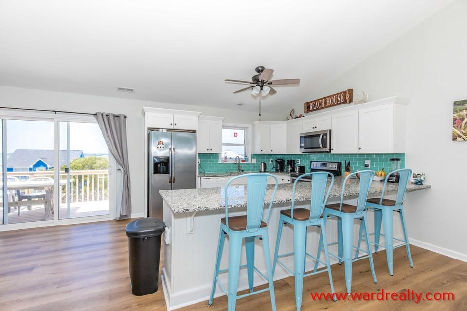 Kitchen with Eat-In Bar