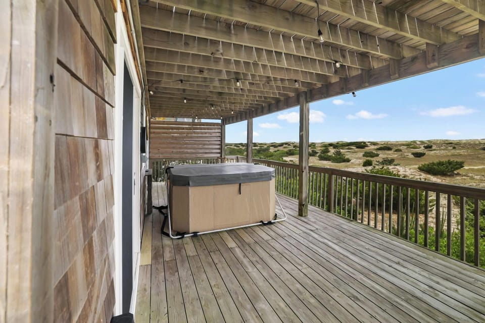 Hot tub accessed through queen master too