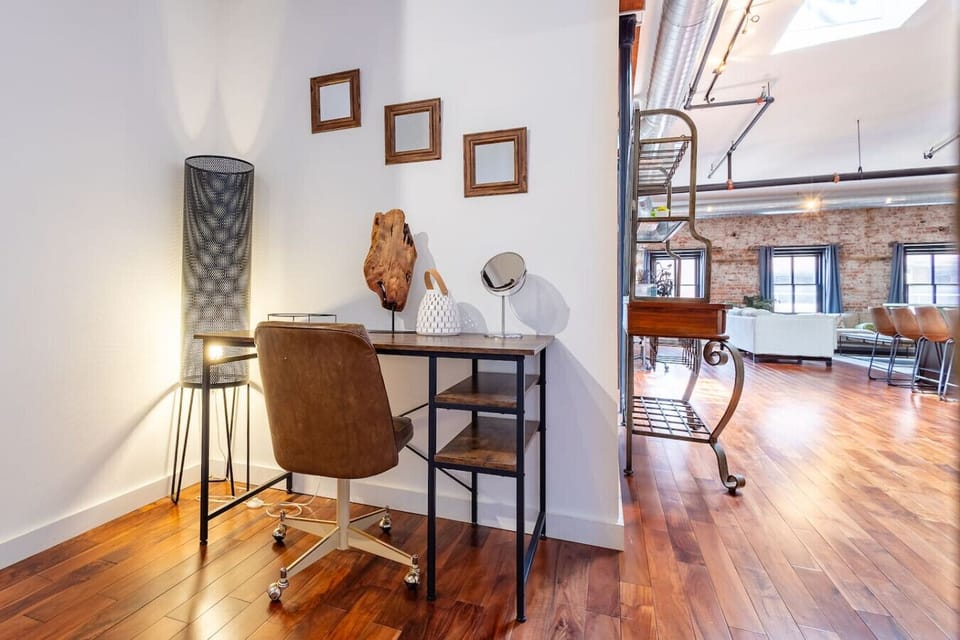 Stylish Loft Apartment with Home Office