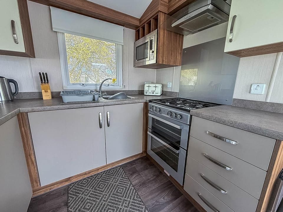 Whether you're planning a last minute staycation or a well-organized getaway, static caravan holidays at Southview Holiday Park offer comfort and convenience near Skegness beach England.