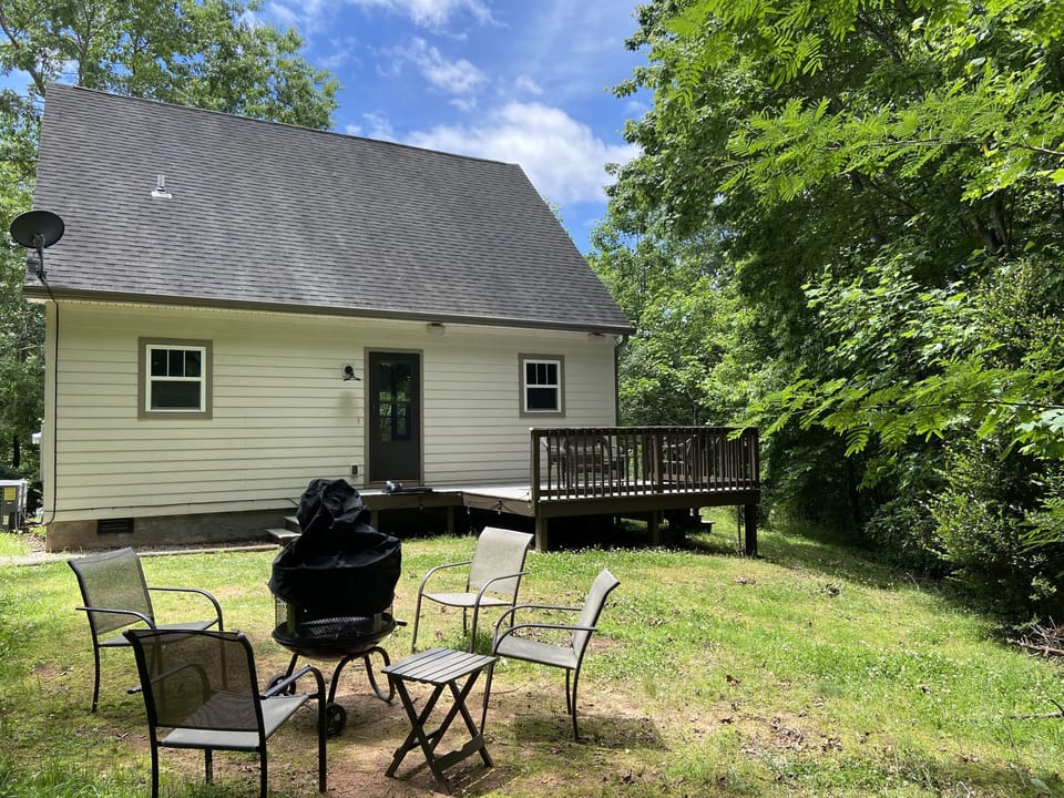 Big yard to enjoy outdoor family games (corn hole, horseshoes, croquet provided)