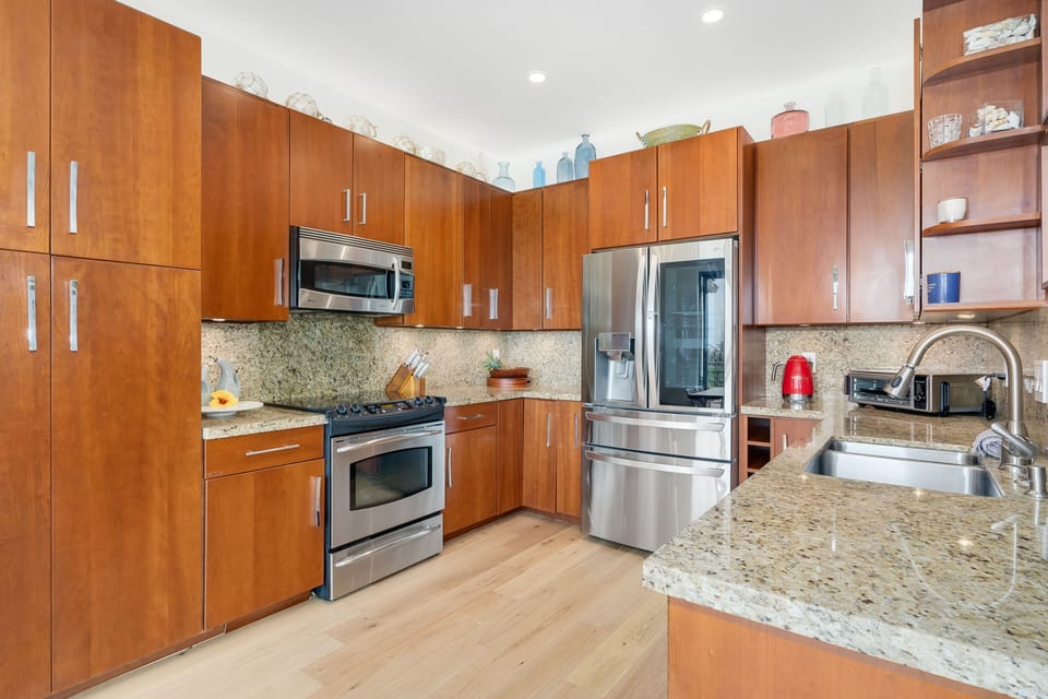 Modern kitchen with Bosch appliances and open dining area