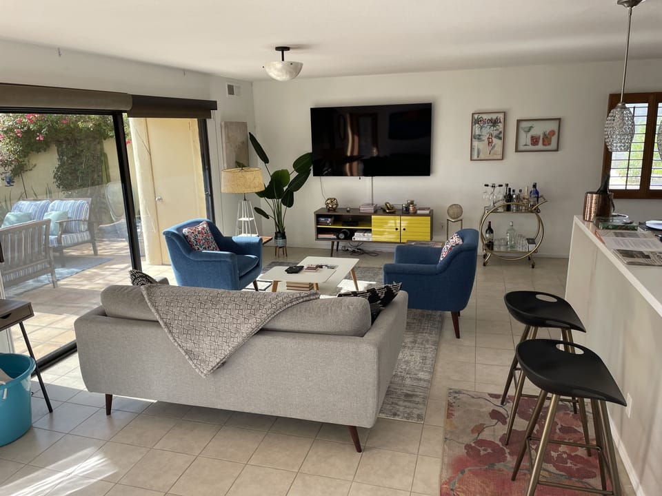 Living room seats 4 comfortably, with 2 bar chairs as well 