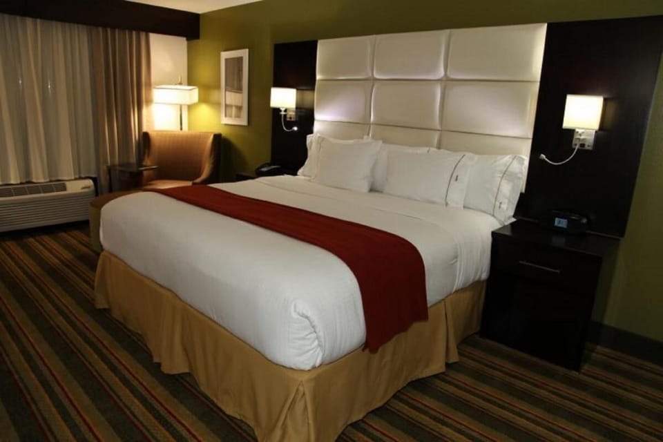 King size bed, large and oh so cozy! Exact unit will be assigned upon arrival. Views, colors and decor may vary.