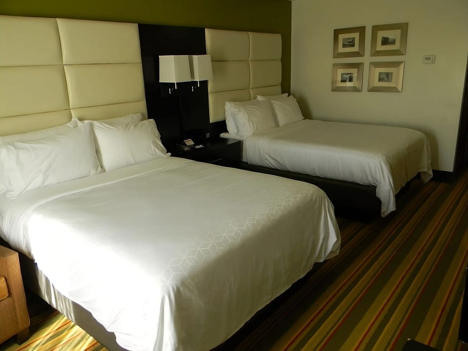Cozy unit with 2 Queen size beds. Exact unit will be assigned upon arrival. Views, colors and decor may vary.