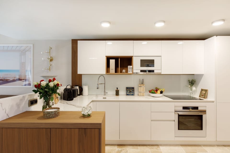 ~ The Kitchen with white marble - Maison Pantai ~ ABSOLUTY ANTIBES