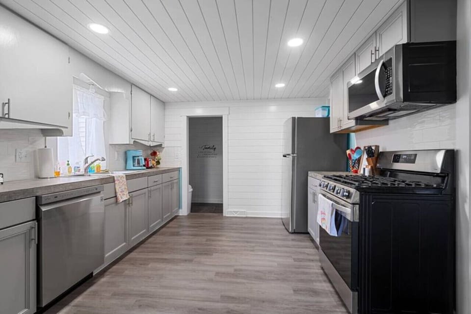 Fully stocked kitchen with all your cooking necessities and more!