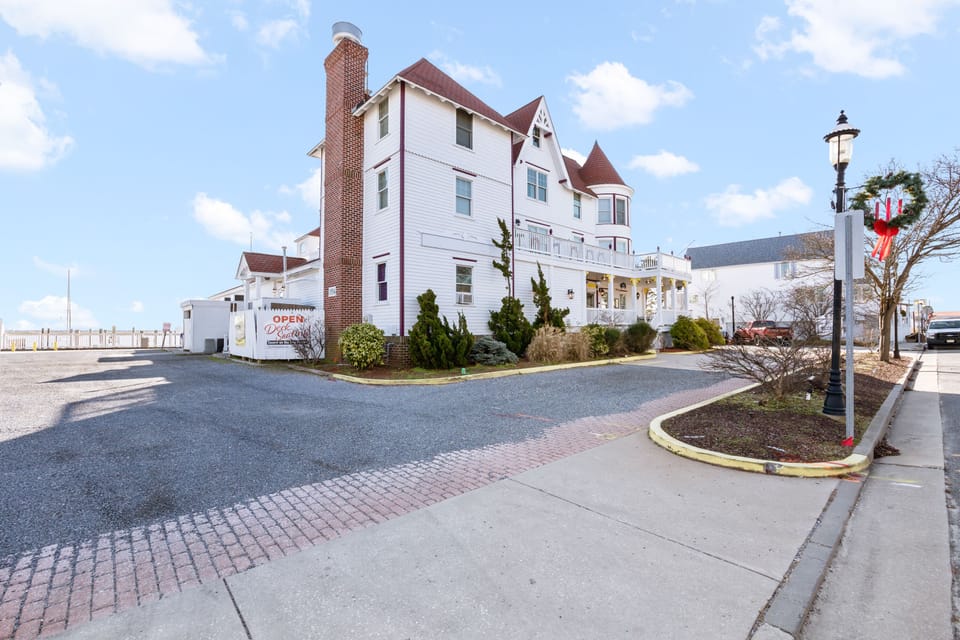 Exterior/parking lot