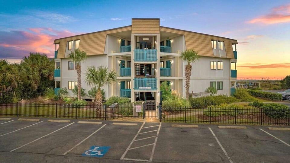 Front of SouthPointe Villas, showing extra visitor parking spots