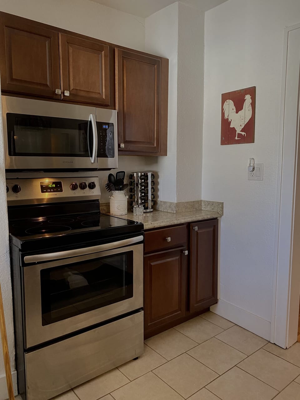 Smooth-top oven & microwave. Spice up your life w/ the many herbs & seasonings! 