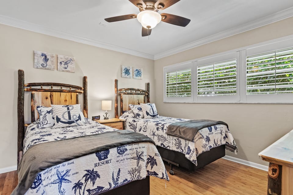 Guest bedroom #2 has two Twin beds