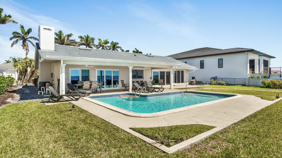 The open pool area means there's nothing between you & the river breeze!