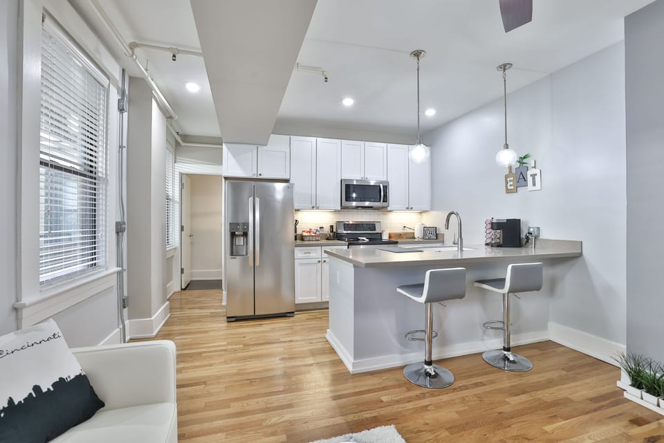 kitchen island/dining area w/ adjustable bar stools