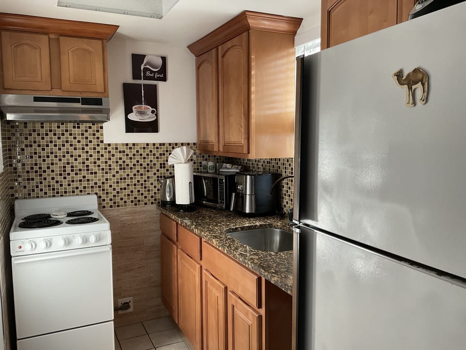 FULLY EQUIPPED KITCHEN WITH KEURIG, REGULAR DRIP, AIR FRYER, TOASTER, BLENDER...