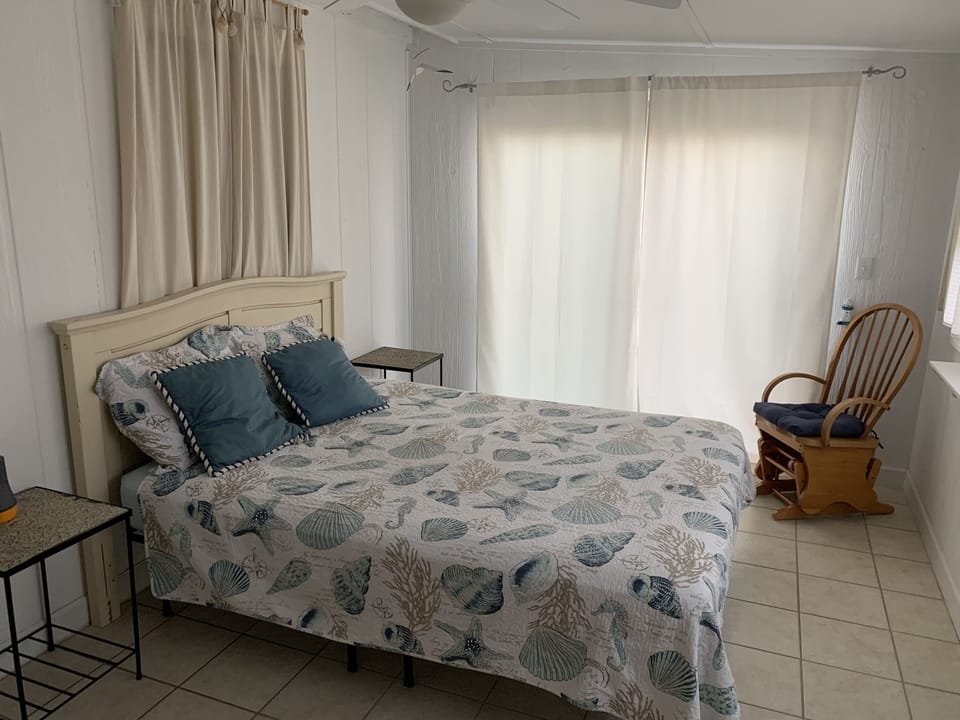 Master bedroom: queen bed.