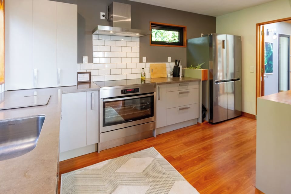Kitchen with induction cooktop and XL 90cm oven