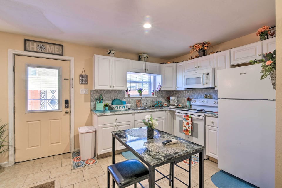 Dining Area | Dishware & Flatware Provided