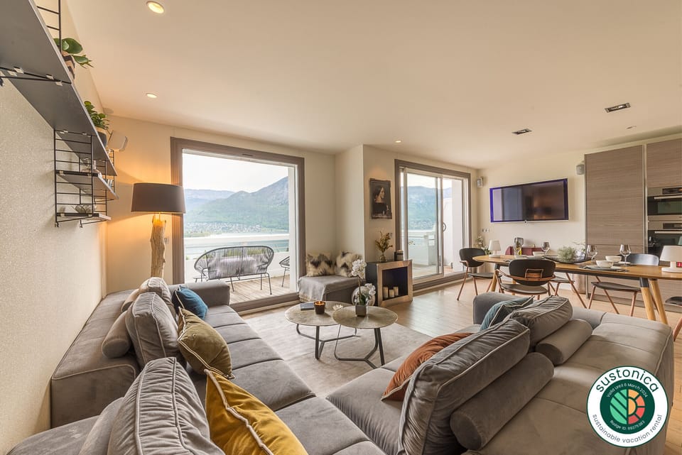 Living rom with lake view