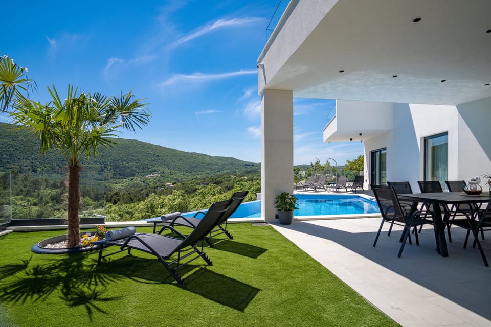 Breathtaking natural surroundings and sound of bird song for relaxing vacation