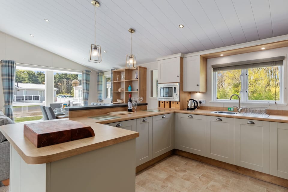 Luxury Lodge, Short Walk to Beach, Parking