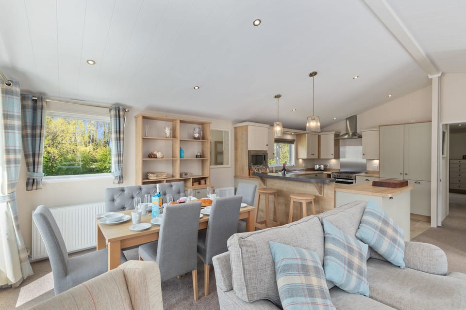 Luxury Lodge, Short Walk to Beach, Parking