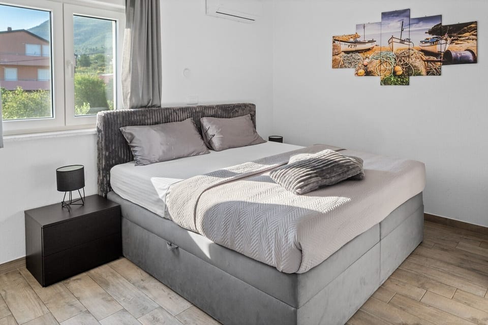 Bedroom No4 with queen size bed 160x200cm, A/C, en-suite bathroom with a shower