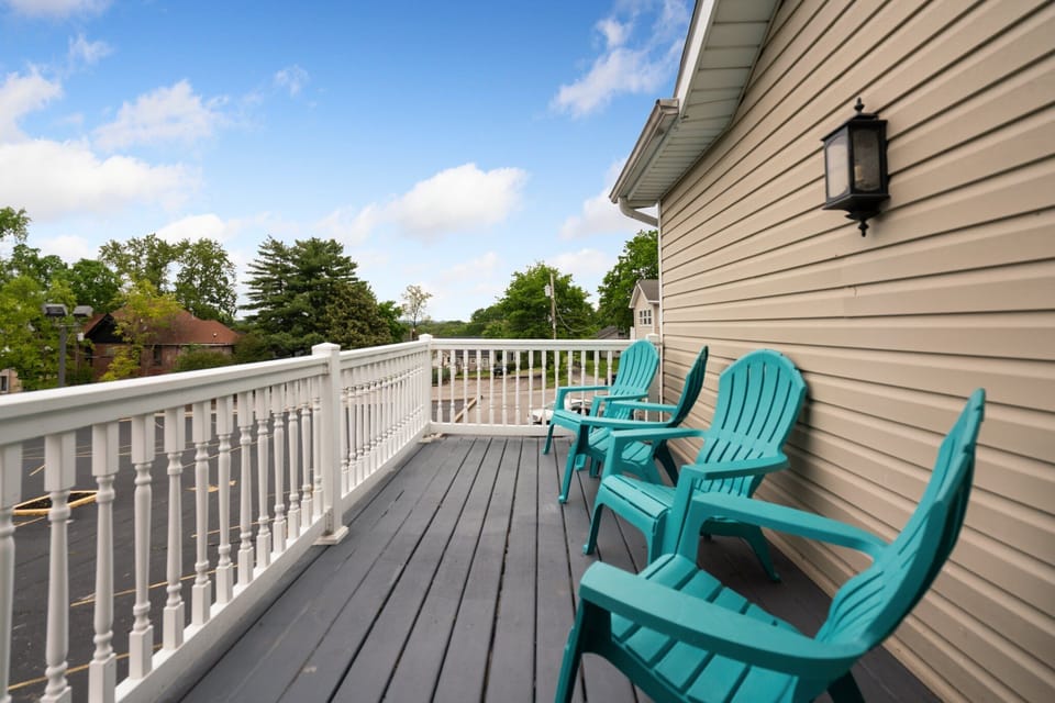 "10/10 will reserve again, look no further if you’re in the area & want somewhere to stay without any hassles!" -Raad (5 Star AirBnB Review | Dec. 2021)