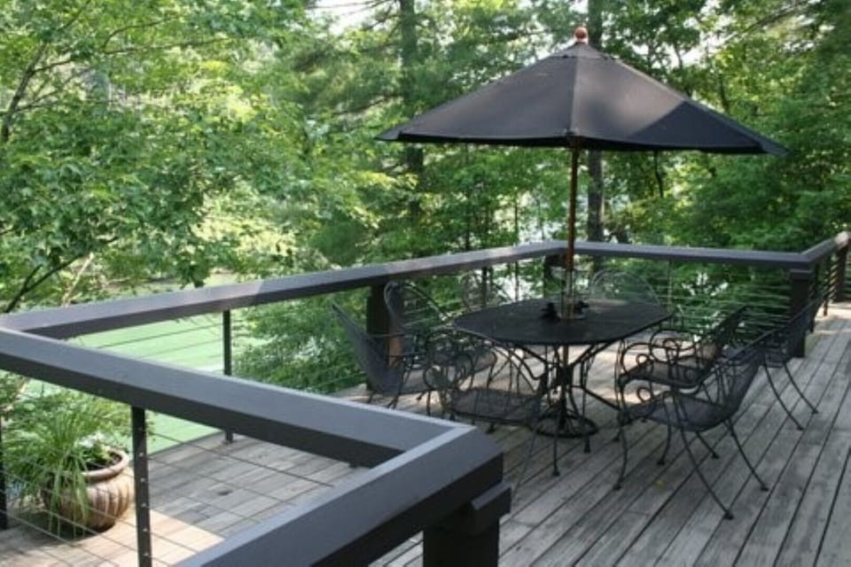 A favorite alfresco dining spot facing the lake. 