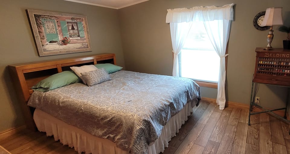 Spare bedrroom with queen bed