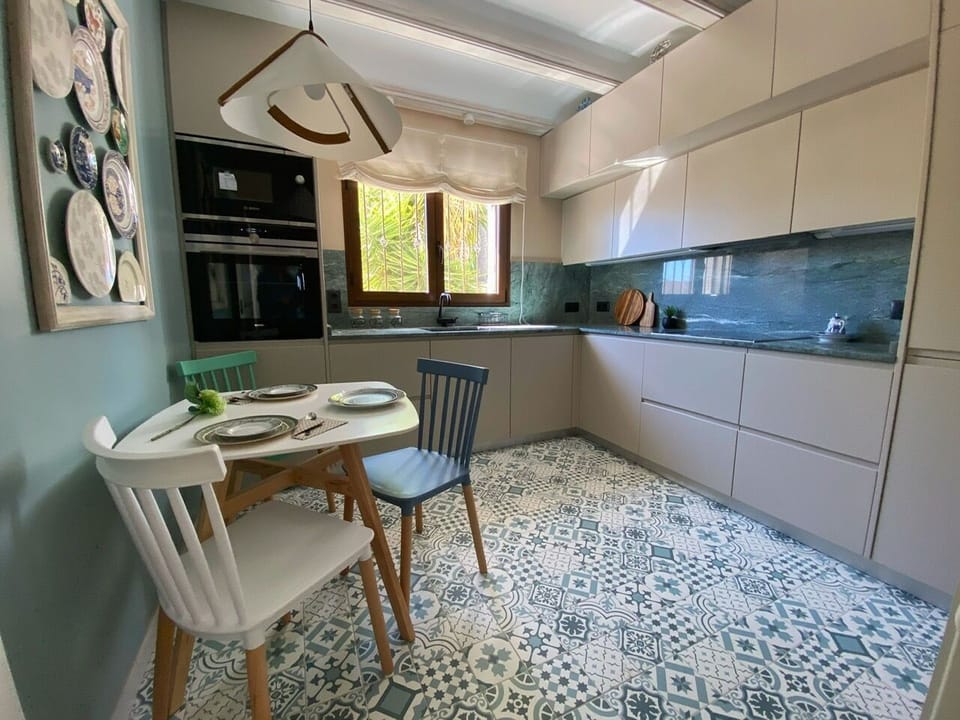 Kitchen and dining area for 3 personas