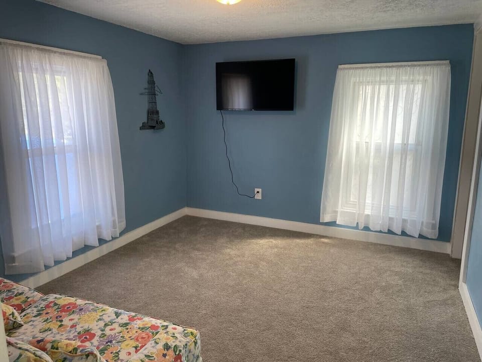 Family room w/queen-sized sleeper sofa and TV