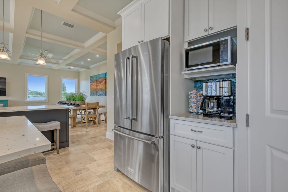 Beverage counter with Keurig 8 cup and single serve. Tea/Coffee provided. 