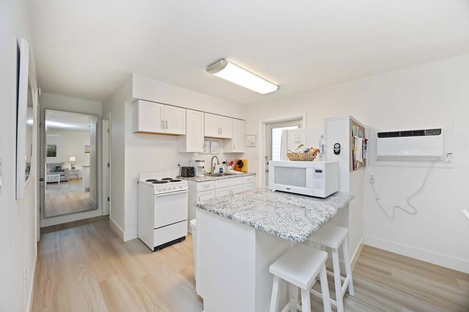 Full kitchen.