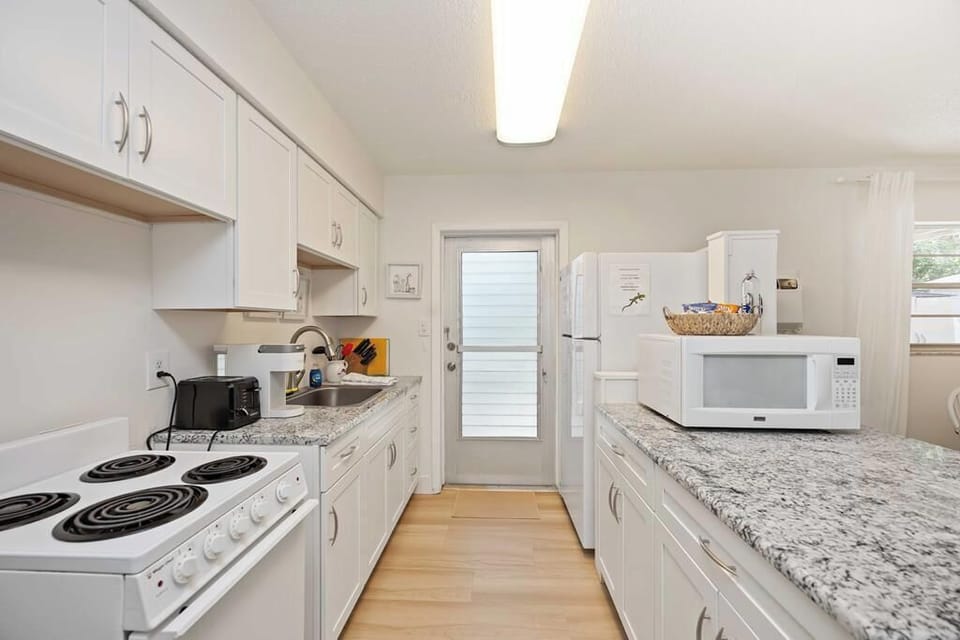 Full kitchen.