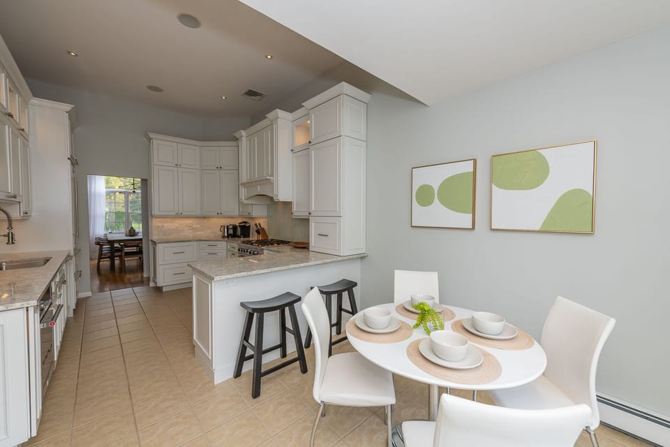 Eat-in kitchen