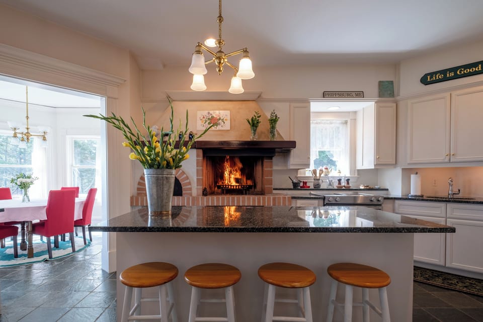 Gourmet Kitchen, fully equipped with an open fireplace for grilling on wood.
