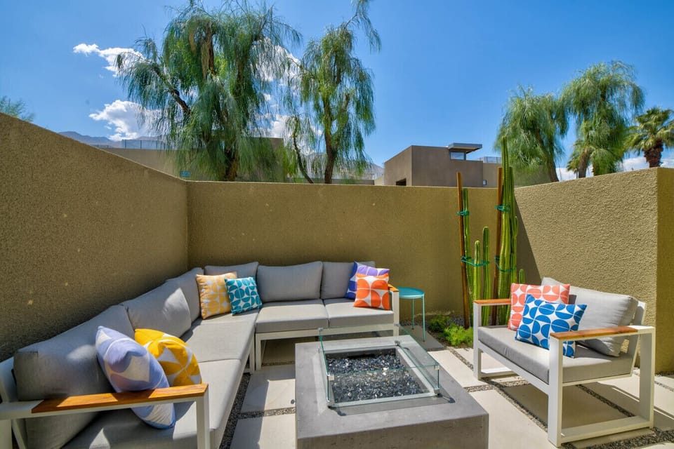 Outdoor Patio Seating – Perfect for Gatherings, Laughter & Stargazing