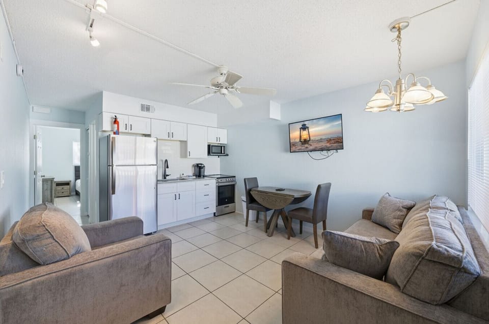 Kitchen/ Dining Area