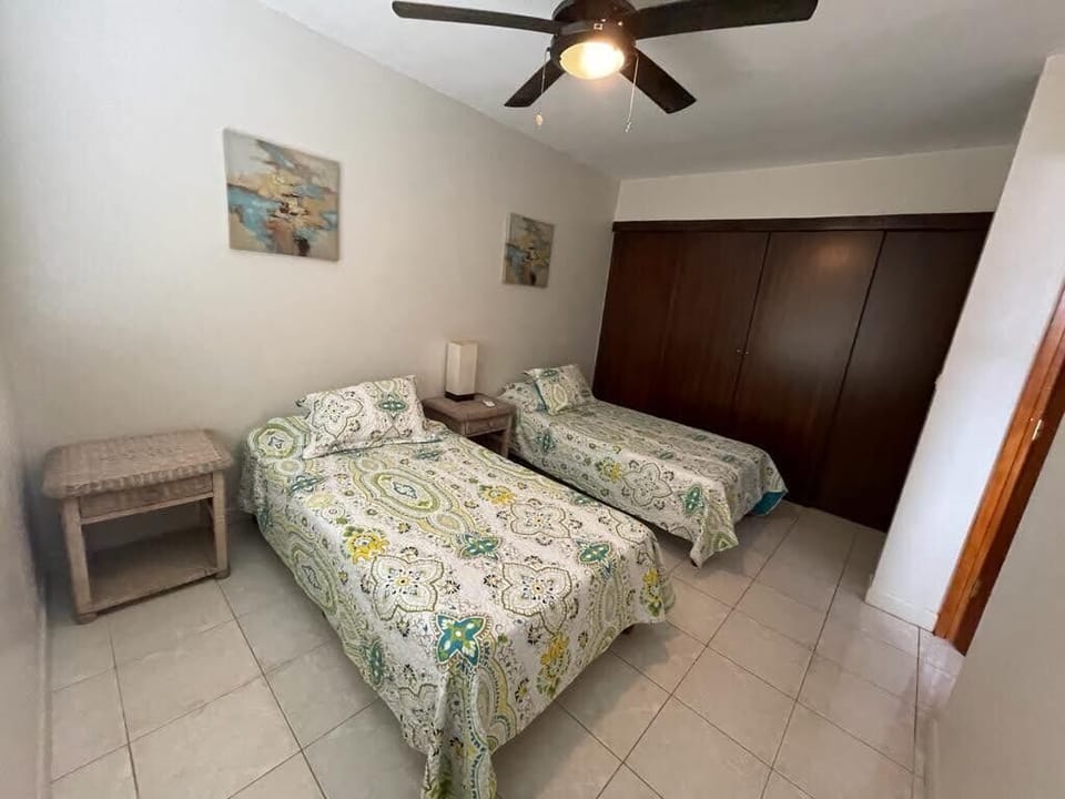 Second bedroom with twin beds