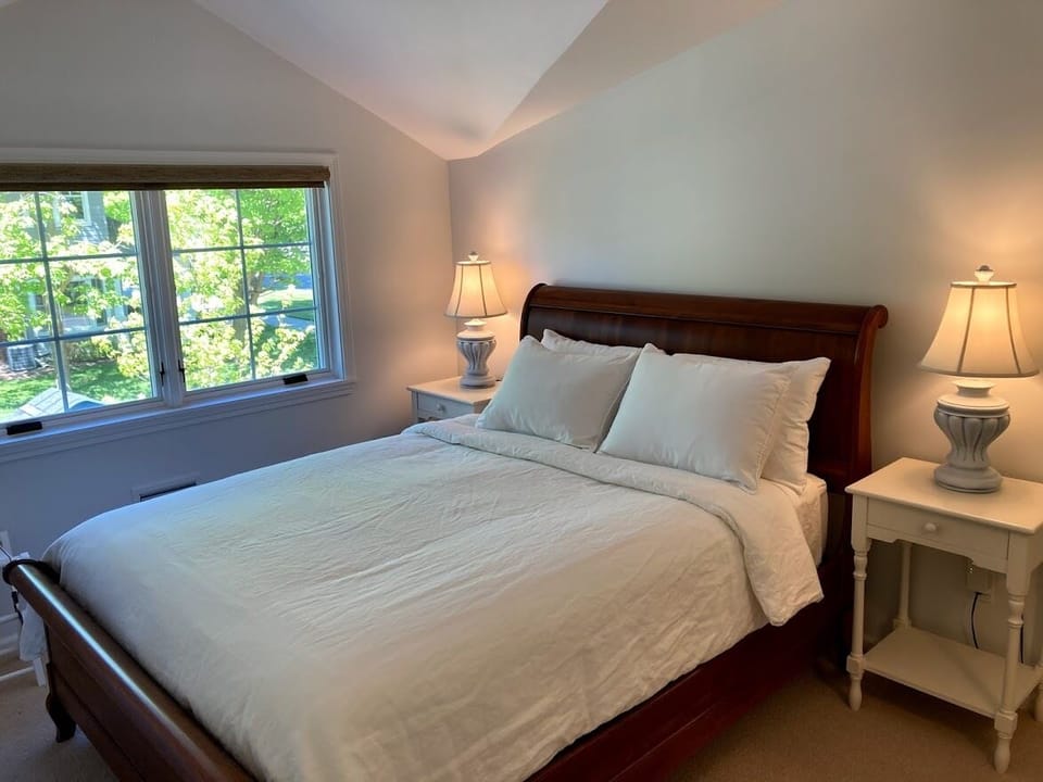 Upstairs bedroom (queen)
