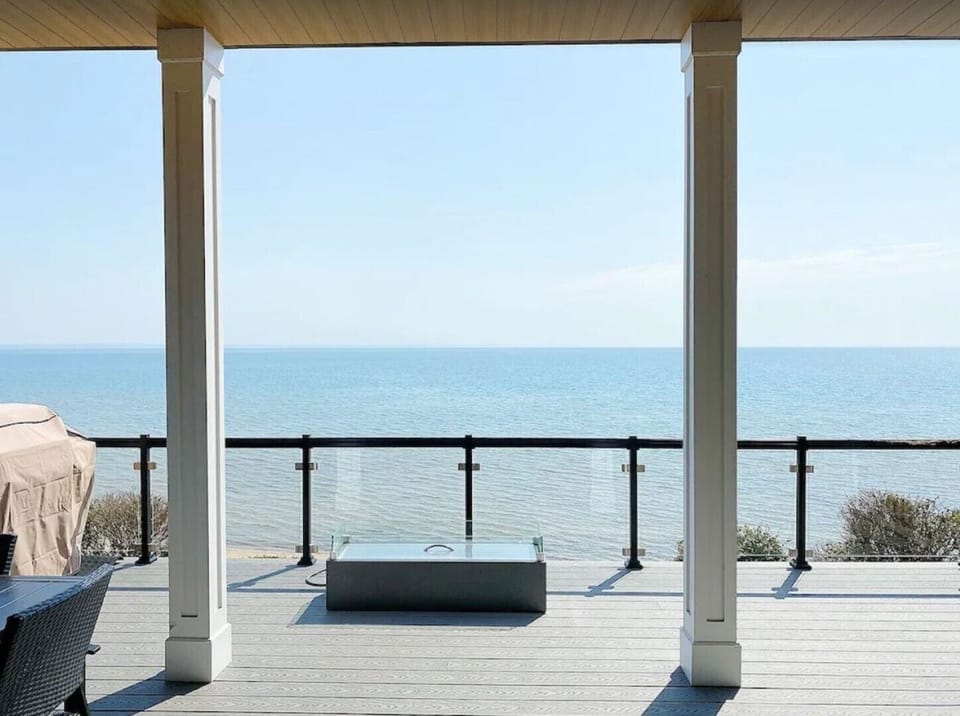 BREATHTAKING WATERFRONT VIEW
FROM MAIN FLOOR DECK