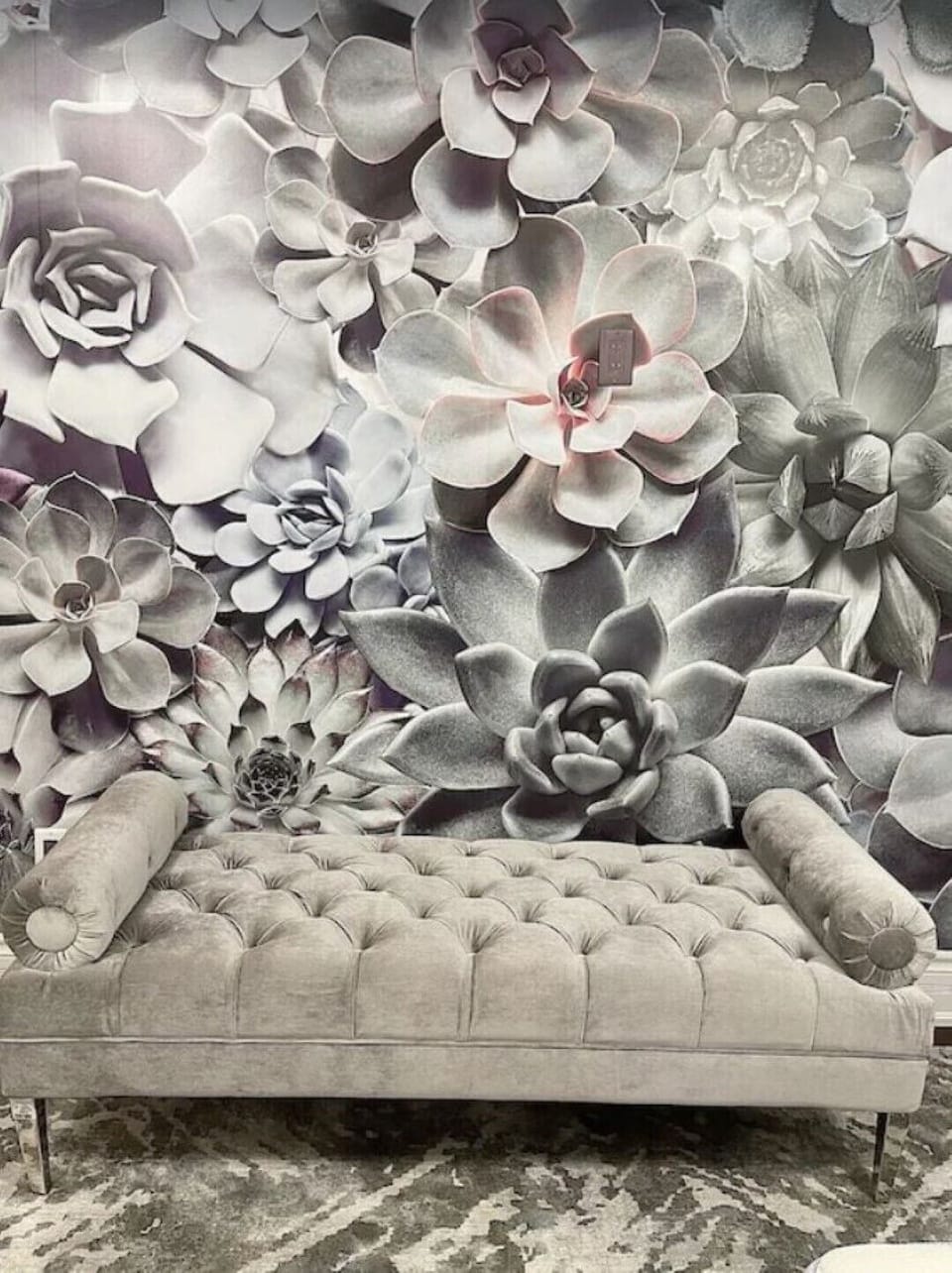 SELENITE ROOM WITH 3D MURAL
AS A BACKDROP FOR PLUSH TUFTED
SEATING