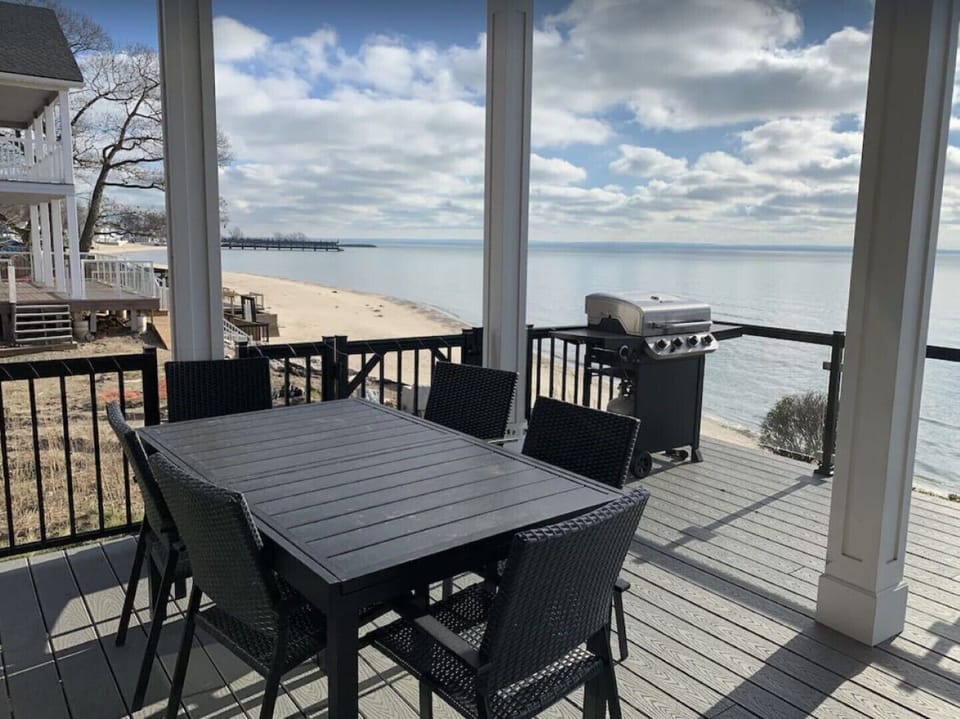 OUTDOOR BEACHFRONT DINING