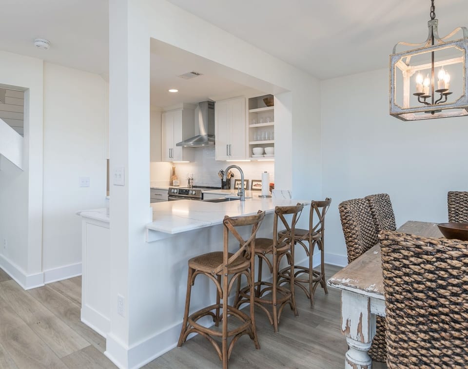 Dining Area & Kitchen
