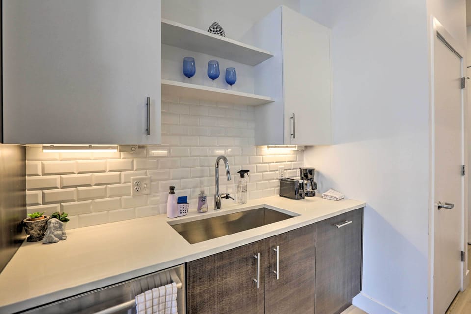 Kitchen | Trash Bags/Paper Towels Provided