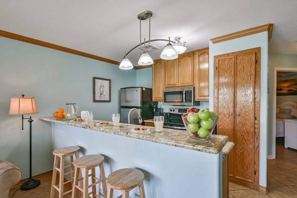 Great open floor plan with pantry and breakfast bar
