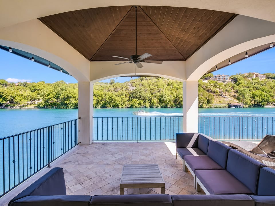 Upper Dock Lounge